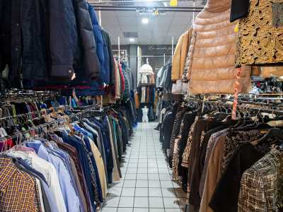 Nel marasma di roba distinguiamo sulla destra il reparto dell'abbigliamento...